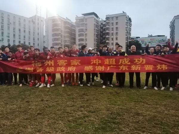 比赛焦点瞬间：第2分钟，劳塔罗接长传球头球摆渡小图拉姆弧顶凌空打门太正被门将没收。